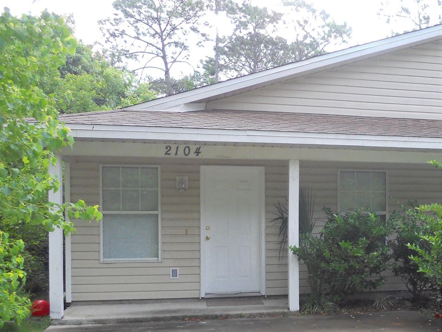 Cute 2 bdr 1 bath close to Beach, Navy Base and Restaurants.Lawn Care Included.