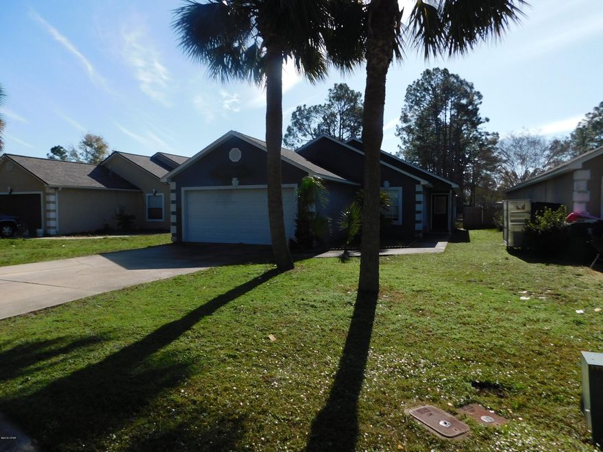 Great area with large back yard, 3 bedroom 2 bath home , Greatroom with corner builtin entertainment center with beamed vaulted ceiling, kitchen with breakfast bar and separate dining area with pass thru window from the kitchen. Spacious master bedroom with private bath and walk in closet. 2 additional nice size bedrooms and hall bath. Laundry area leading out to the 2 car garage. Large covered patio just off the living area overlooking  the back yard.