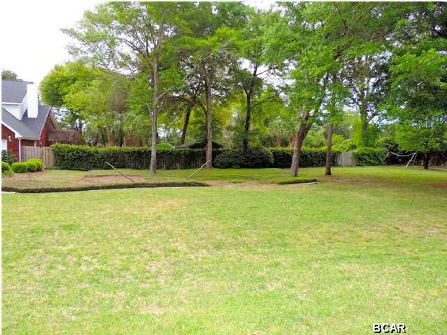 Beautiful large 120'x189' foot lot, located in Kings Point. Lot is level and has some trees left on it for shade. Neighborhood is very well established and only a short distance to shopping, the college, and public boat ramp. Lots like this do not come available very often. Partially fenced so you will have to call first to go view the complete lot. Owner has fenced it with their home which is also available for sale, mls#624674. You can purchase either one separately or you can purchase both together at a discounted price. See home listing for information. Call today, this lot will not last long!