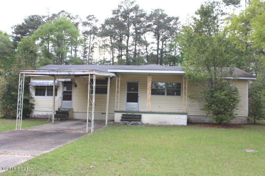 Cottage style home in town in convenient location.  There is a formal living room and a large den.  There are hardwood floors.  An outside utility building is included.   This is a great investment property!