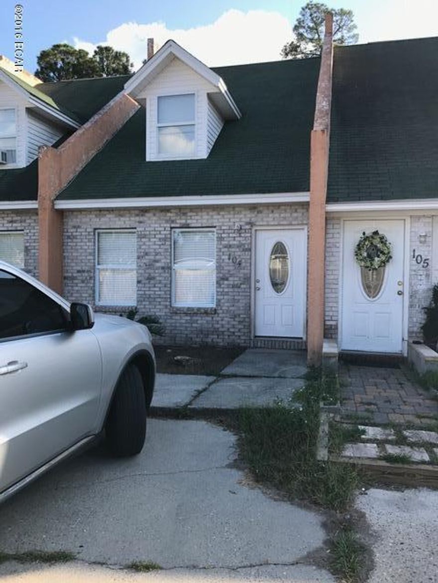 PROCUREMENT PROPERTY



Spacious 2 story townhome with master bedroom and bath on 1st floor, 2 bedrooms upstairs with 1 bath, washer and dryer provided, pantry in kitchen, breakfast bar, and large closets in bedrooms