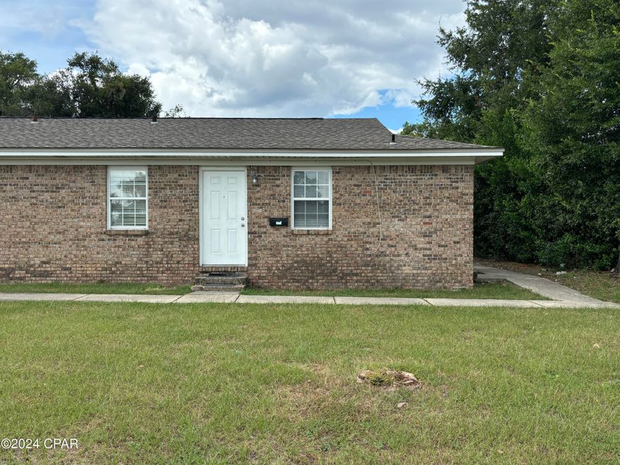 Freshly Painted. 2 bed/1 bath apartment. stainless appliances, updated kitchen and bathroom. 754 sq ft. Tidy, tile floors throughout. Conveniently located at the corner of 11th and Frankford. No pets. Separate laundry/utility room with hook ups around the side. Yard Care included.
