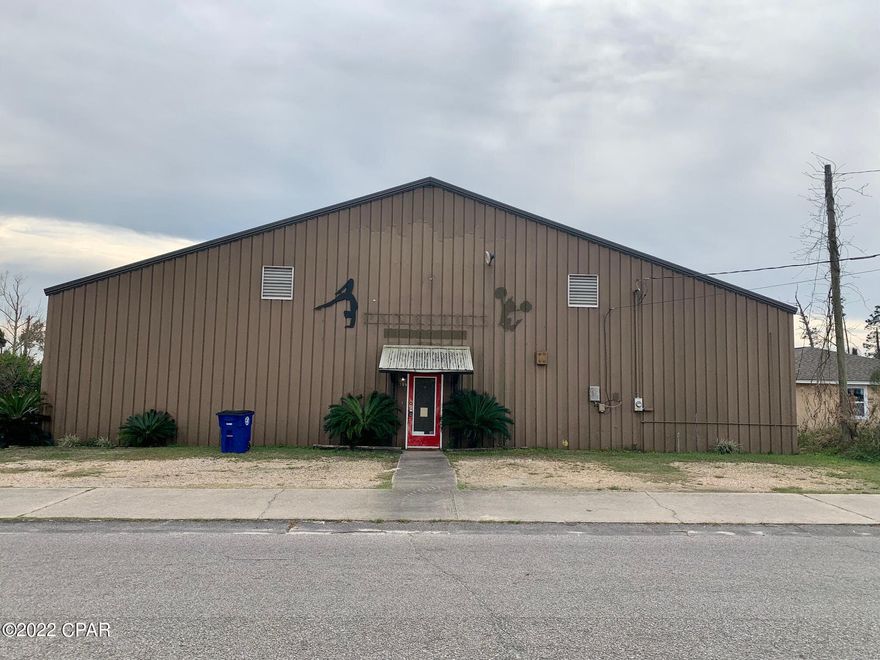 Great office & warehouse building in central Panama City. The property boasts over 7,000sqft of climate controlled space situated on a 1/2 acre lot. 



Building features one bay door on the side with room for a small laydown yard or additional parking in the back. 



The interior features office space, an upstairs landing/storage area, two restrooms, and additional open space. 



The property is conveniently located near Highway 98 and 11th Street.