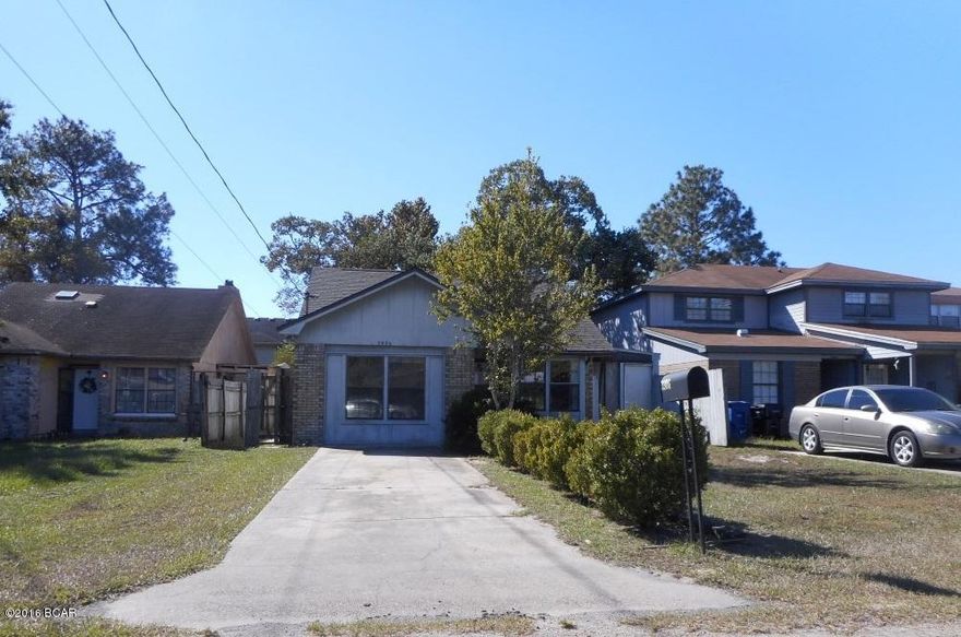 3BR/1B home with 1135 SF. Fireplace in the living room. Fenced back yard. Located near shopping, grocery, schools.

Being Sold ''AS IS''.