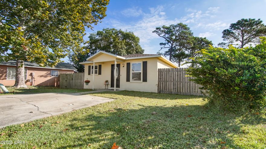 This 3-bedroom 2-bath home has open concept living room, dining area & kitchen. Great starter home just about 1-mile from Goose Bayou and a 10-min drive to Leslie Porter Wayside Park & Public Boat Ramp! Close to everything yet tucked away in a quiet area. Spacious fenced in backyard. Master bedroom has an en-suite bathroom. All hard to find features in a home in this price range. Seller motivated so call your favorite realtor and schedule your showing today!