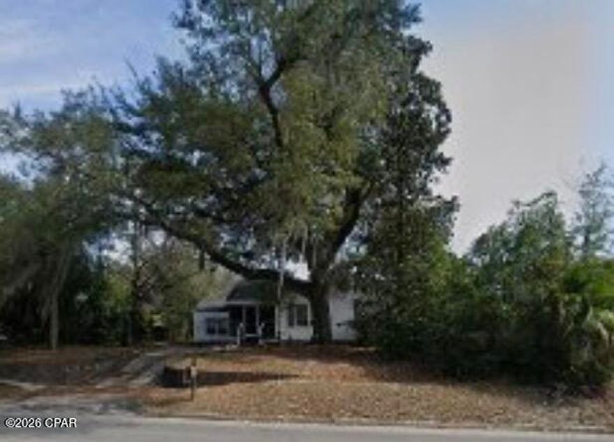 Located in the historical Cove neighborhood, this large home has lots of charm and waiting on some TLC to bring her Back to life. Perfect Location!! Just minutes from downtown Panama City's vibrant dining, shopping, and cultural scene. Large private back yard.