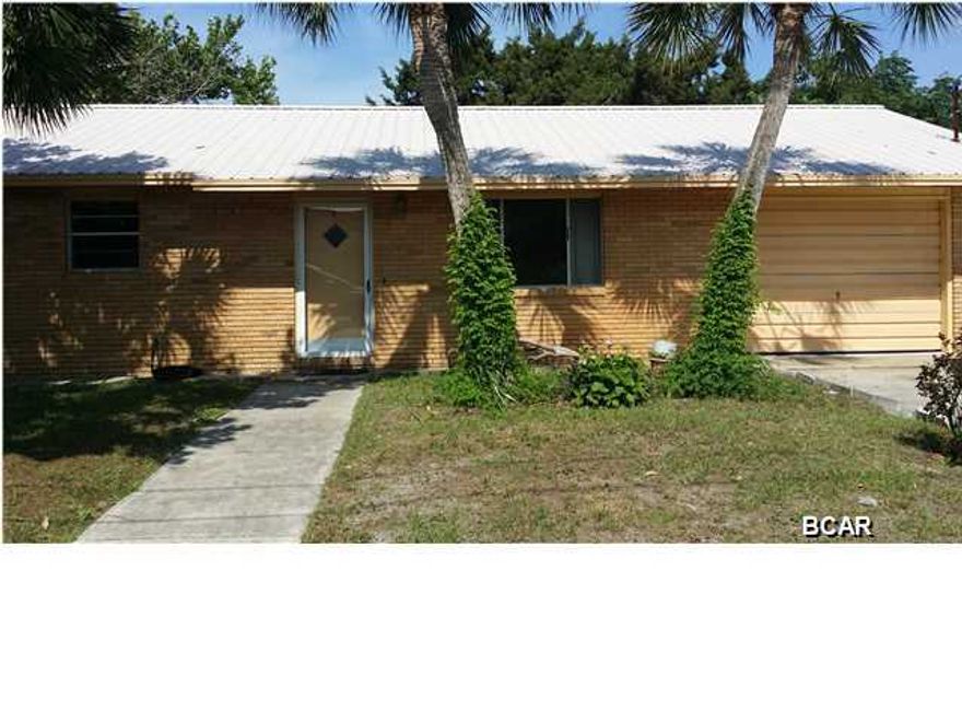 This is a home in South Lagoon, very spacious inside, close to the beach ... has a second kitchen in the Garage, with also a guest quarters in the back...