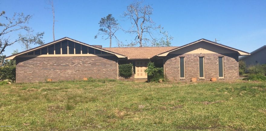 Single Family 3 bedroom, 2 bath waterfront home, with a Florida Room.









*All room dimensions are approximate.*