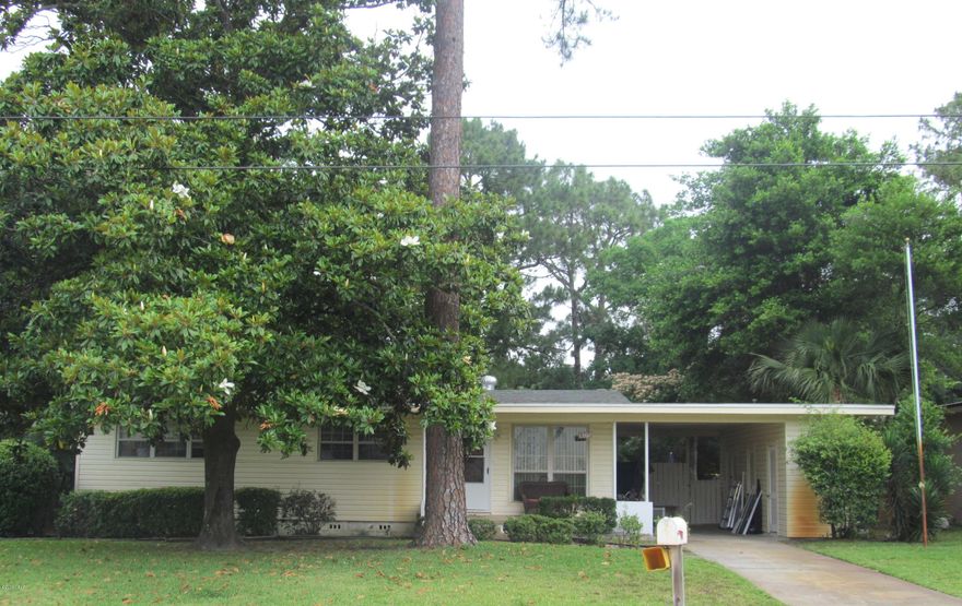 Forest Park!

3 bedroom 2 bath home w/covered carport, chain link fenced backyard.  This home features real hardwood floors in the living room and bedrooms.  Lots of room w/living room, den, dining area, storage room and large laundry room.  Additional 3-storage closets under the carport.