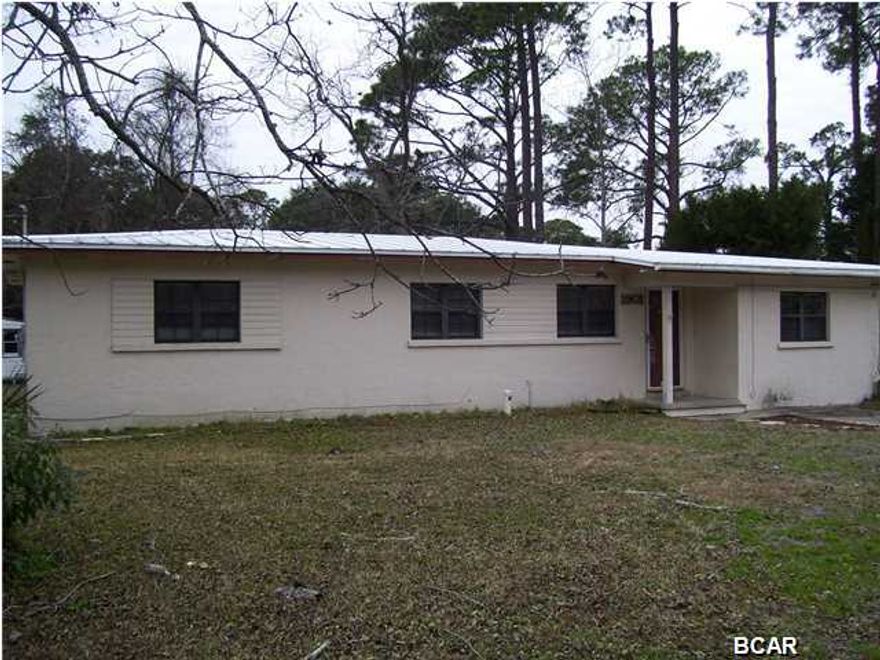 3 BEDROOM, 2 BATH HOME ON CORNER LOT. NEWLY PAINTED WITH NEW CARPET. FENCED BACK YARD, WITH OUTSIDE STORAGE.