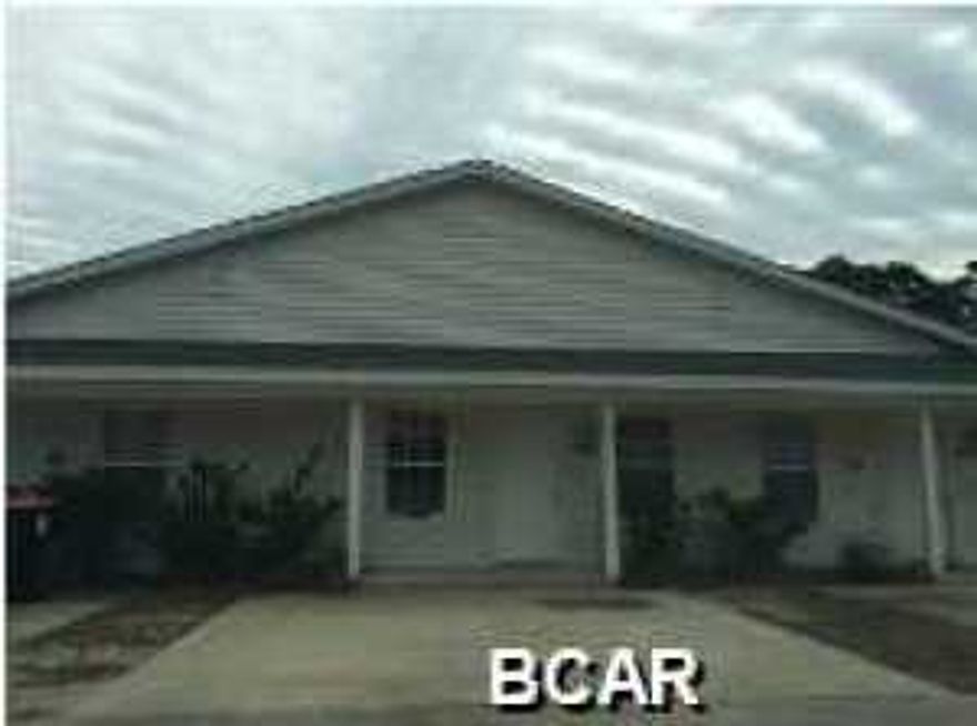 Centrally located 2 bedroom 2 bath triplex in the North Lagoon area. This unit features tile floors in the kitchen and bathrooms, carpet in the bedrooms,vaulted ceiling in the living room, and small patio off of the master bedroom.