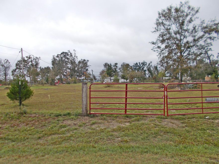 'CURRENTLY UNDER CONTRACT, SELLER ACCEPTING BACKUP OFFERS'







Nice  cleared fenced lot on a paved road, power pole in place, Bring your mobile home or RV and start living.