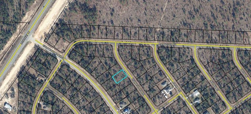 High and dry Unit 1 lot close to Highway 77! Sunny Hills has 26 lakes/ponds, including crystal clear Gap Pond and the well-known Boat Lake. There are 5 boat landings in the community for the fishermen. Deed restricted, but there is no HOA fee that applies. No mobile homes. Enjoy the slower pace of life this area has to offer and significantly lower taxes! Washington County is among the top five counties in the state of Florida that have the lowest property taxes. This lot is only a 20 minute drive from Chipley or Bonifay and about 45 minutes from PCB. Buyer to pay owner's title policy + title fees.