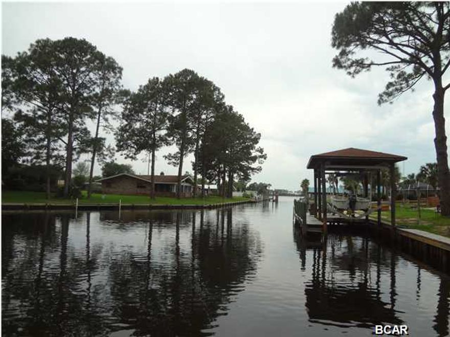 Wonderful canal lot for your new home. Only minutes to North Bay and the Gulf.