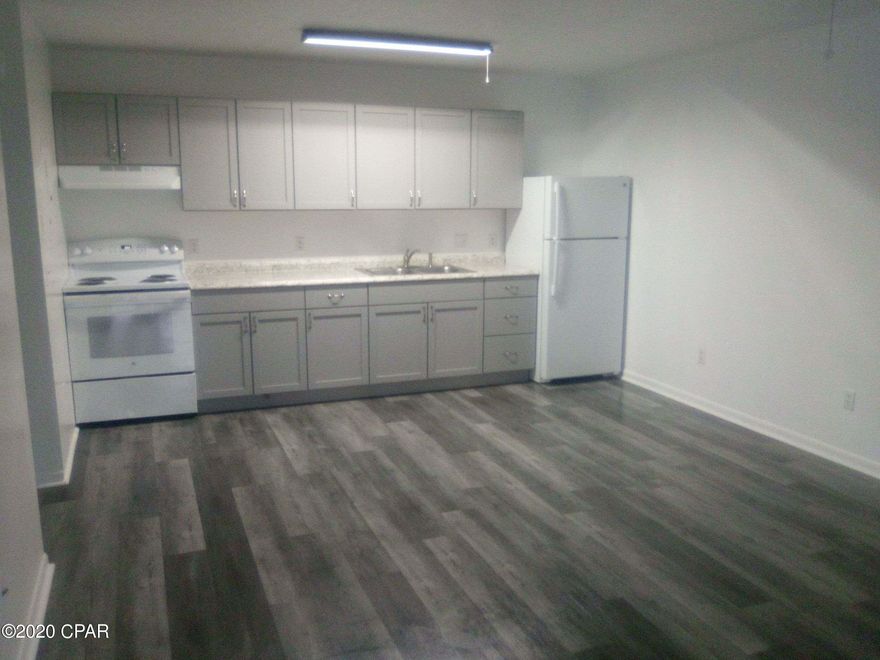 Springfield:  1 bedroom, 1 bath, 500 sf unit with washer / dryer hook ups, extensively remodeled ,new kitchen, new vinyl plank flooring.  Rent includes garbage, tenant responsible for all utilities.