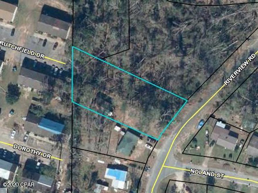 Lot in established neighborhood close to town. This is the perfect place to build your home and be close to downtown Marianna, Jackson Hospital, Marianna K-8, MHS, and shopping. You have access to city water and sewer in this location.