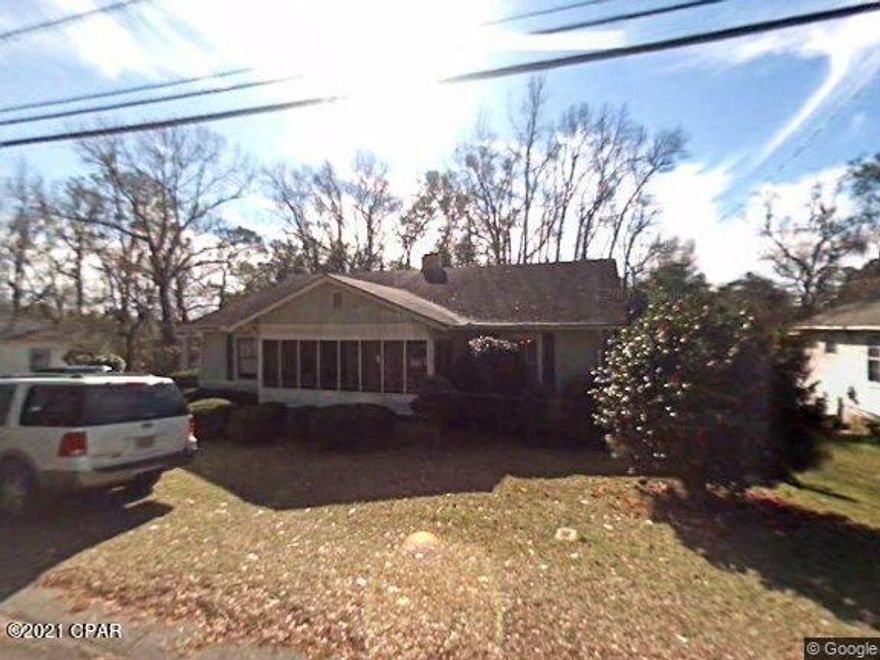 3 BEDROOM, 2 BATH HOME IN CHATTAHOOCHEE.  3300 SQUARE FEET OF LIVING SPACE, 1880 HTD/COOLED. FENCED BACKYARD AND COVERED CARPORT.  FIREPLACE. HARDWOOD AND TILE FLOORING. QUIET NEIGHBORHOOD.  WALKING DISTANCE TO HISTORIC DOWNTOWN.