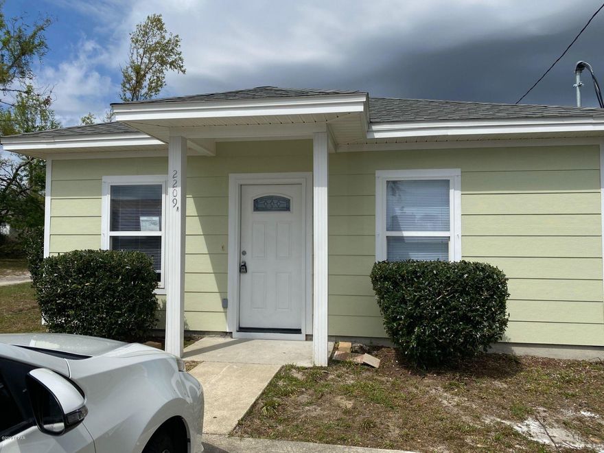 This home offers 2 Bedrooms and 1 Bath. Fresh paint, new flooring, new cabinets, and new appliances. Equipped with a washer/dryer connection.



*No Pets*