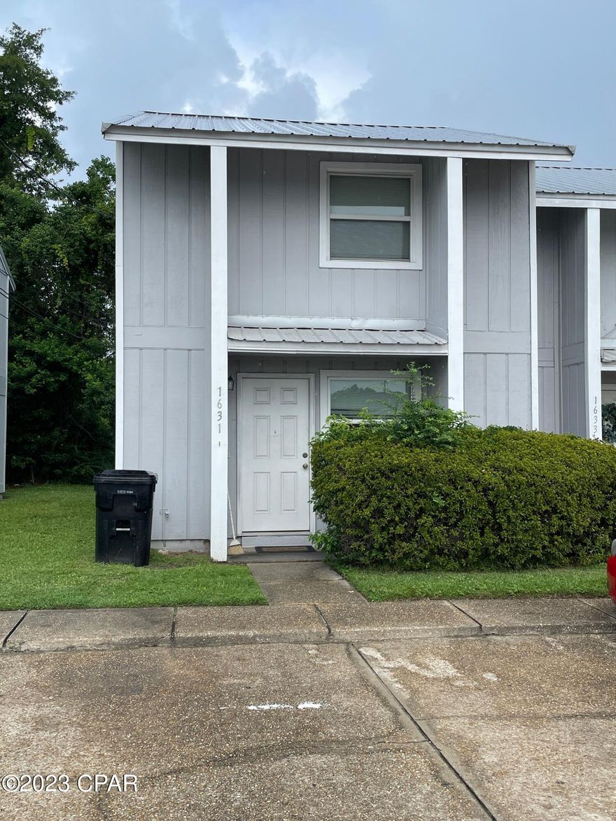 2 bedroom, 1.5 bathroom apartment located in the east side of Panama City, FL. With a spacious living area, a fully equipped kitchen, and cozy bedrooms. No pets. Completely redone since 2018. Includes non-warranted w/d.