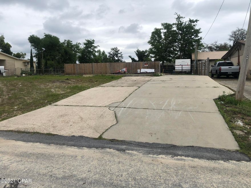 Previously developed lot, slab remains and 3 car driveway.  Nice 75x122 lot, get started building back your dream home.  Some fencing exists.