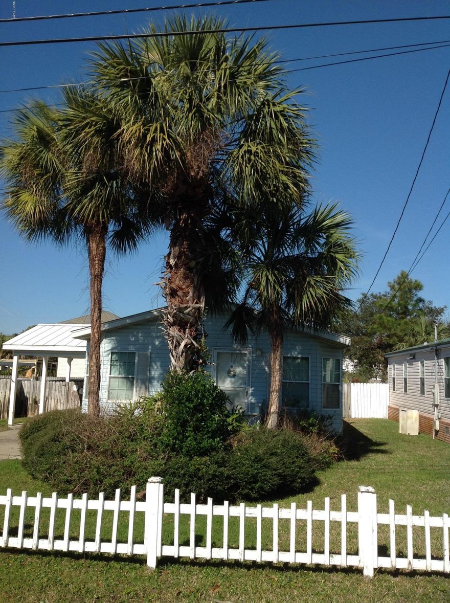 Beautiful 2 bedroom/2 bath mobile home located in the 16th Street Florida Community of Homes. This property has a beautiful fenced in yard with your own pool.Located within walking distance of the beautiful Gulf of Mexico.
