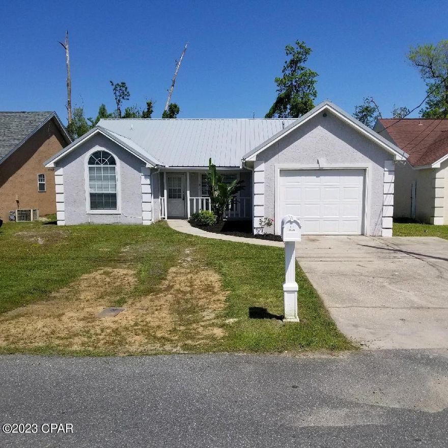 Cute 3-bedroom 2 bath home with 1 car garage!

This home features front porch, vaulted ceilings in living area and front bedroom, split bedroom floor plan, breakfast bar, dining area that leads to the covered patio and fenced backyard.  Large master bedroom, master bathroom has a walk-in closet and dressing area.  

1 small dog under 20 lbs.

$  50.00  Pet Fee

$250.00 Pet Deposit

$  25.00 Per Month Pet Rent

1 year Lease is required!