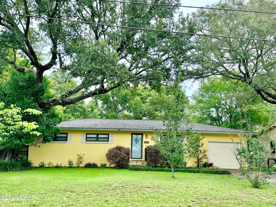 This 3 bedroom 2 bath home is located just nine minutes from Eglin Air Force Base. It is also only four minutes from Lincoln Park and Turkey Creek. Renovated in 2007 including the a/c, and the floors were just updated in 2020 including the subflooring. Nice size back yard, and enclosed sitting area.

All measurements are approximate and if important, buyer should confirm.