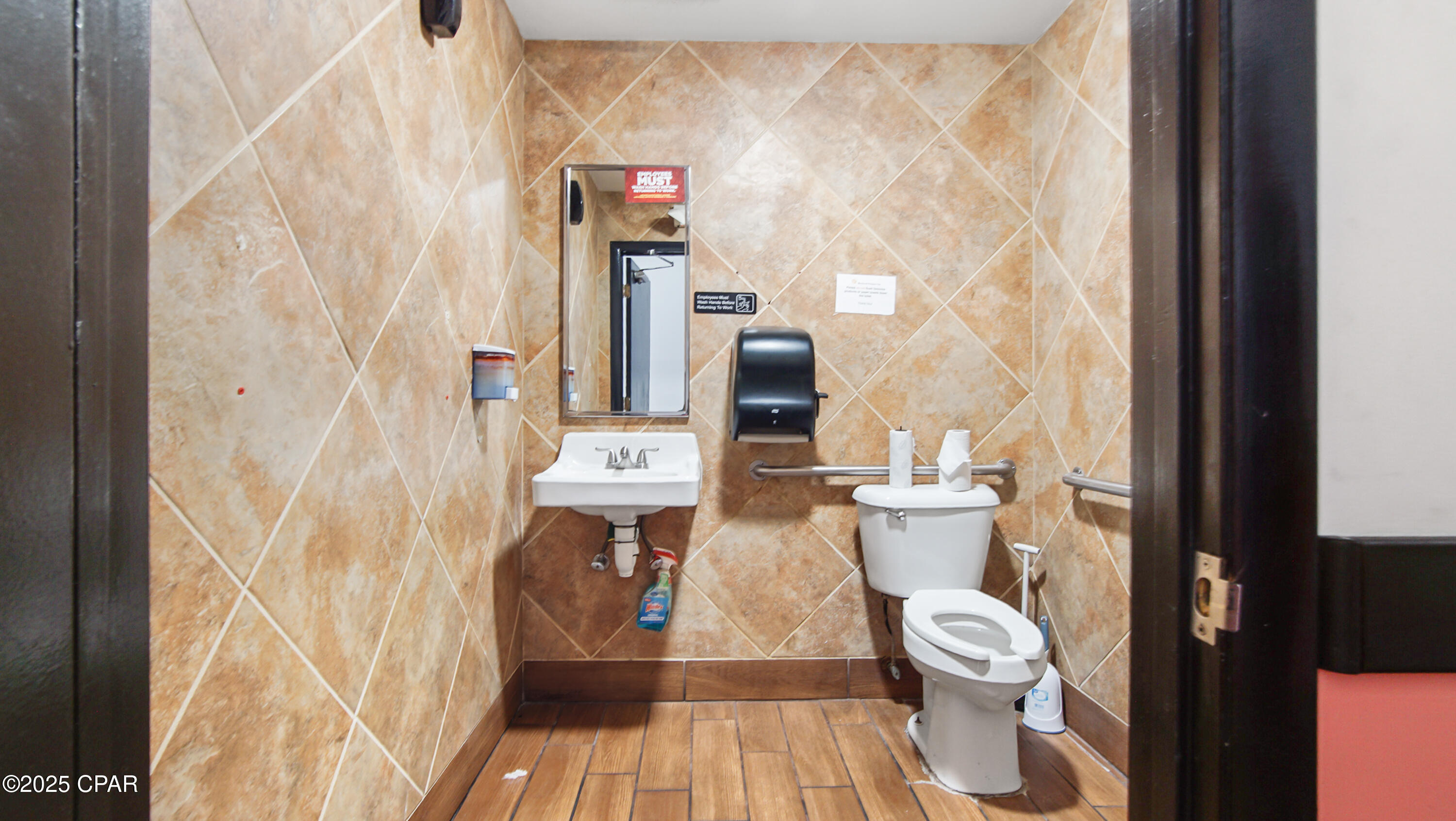 Main image without alt text