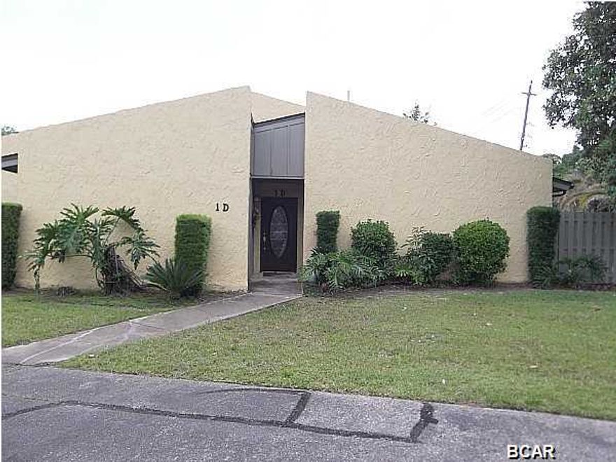 Features: Very nice home centrally located, split bedroom plan, new appliances and kitchen cabinets, family room, breakfast bar, laundry room, and fenced back yard. $1100 S.D.