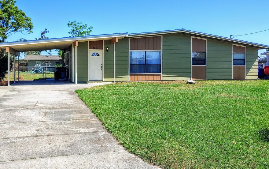 Newly upgraded cozy 3bedroom 2 baths home located centrally to Winn Dixie, Mall,  shopping and fine  restaurants both dinning and lunches.

New roof,  new refridgerator, stainless  appliances,  2 years old air conditioner  tile floor in the living room, kitchen and hallways.   Newly painted and vynnl planks flooring in the bedrooms.

New insulations,  backsplash above the counter in the kitchen,  huge covered back porch, new shed.  Open floor plan.