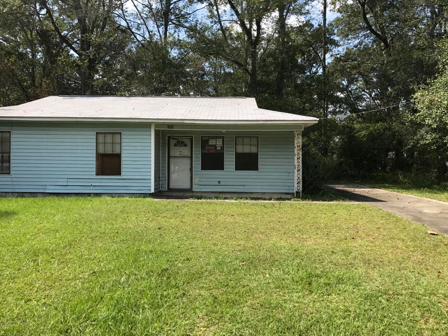 INVESTORS AND FLIPPERS!!! 3 bedroom 1 bath in Marianna. Tile and laminate flooring throughout home. Nice size bedrooms and living room. Paved driveway.



WE HAVE HAD MULTIPLE OFFERS OVER THE WEEKEND. HIGHEST AND BEST OFFERS ARE DUE 10/17 BY 5 PM!!