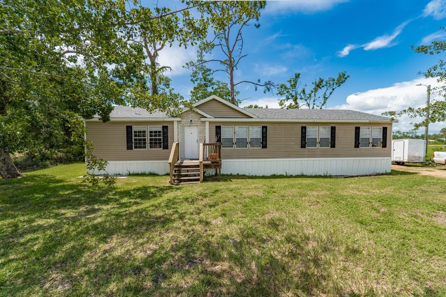 *CURRENTLY UNDER CONTRACT, SELLER ACCEPTING BACKUP OFFERS* Fully remodeled home a block from Fanning Bayou and short walk to Southport Elementary. This home features a new roof,  new floors, new walls and paint, and new counter tops and cabinets in both the kitchen and bathrooms.



Look at this split floor-plan with a large central master bedroom and all three rooms featuring large walk in closets. Separate soaking tub and shower in the master bathroom with separate vanities. A fireplace and with new shelving is the centerpiece for your living room space. Separate utility room with a washer and dryer that conveys.



All measurements are approximate and should be verified by buyer if important. All measurements are approximate and should be verified if important.