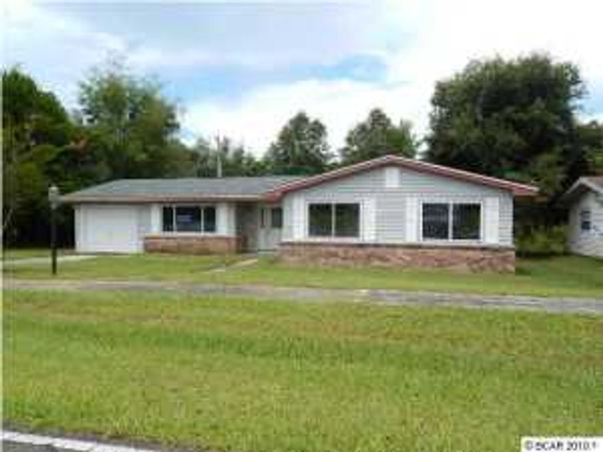 Traditional home in Sunny Hills Golf & Country Club offers a super layout that includes a living/dining room, white cabinet kitchen w/breakfast bar, work station, closet pantry, and pass-thru window into a family room w/wood laminate flooring! All bedrooms are spacious with huge closets - some double or walk-in! Enjoy tons of golfing, lakes, and easy access to Fountain and Youngstown. This is a great, central location in between I-10 and the beaches! EQUAL HOUSING OPPORTUNITY.