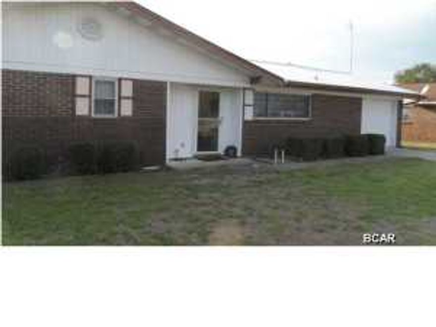 * ONLY ONE OWNER HOME * THREE LIVING AREAS * WONDERFUL CONDITION * ALL APPLIANCES EVEN WASHER AND DRYER INCLUDED * SUNNY HILLS OFFERS : GOLF COURSE, FISHING, BOATING * WONDERFUL FAMILY AREA * close to the airport