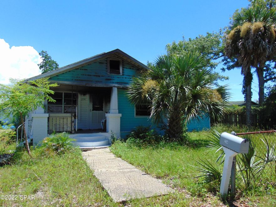 House partially caught on fire.  Could be salvageable or tear down maybe.  Most of value is in the land as this lot is oversized and could easily put two mobile homes on the property.  City water and sewer connected.