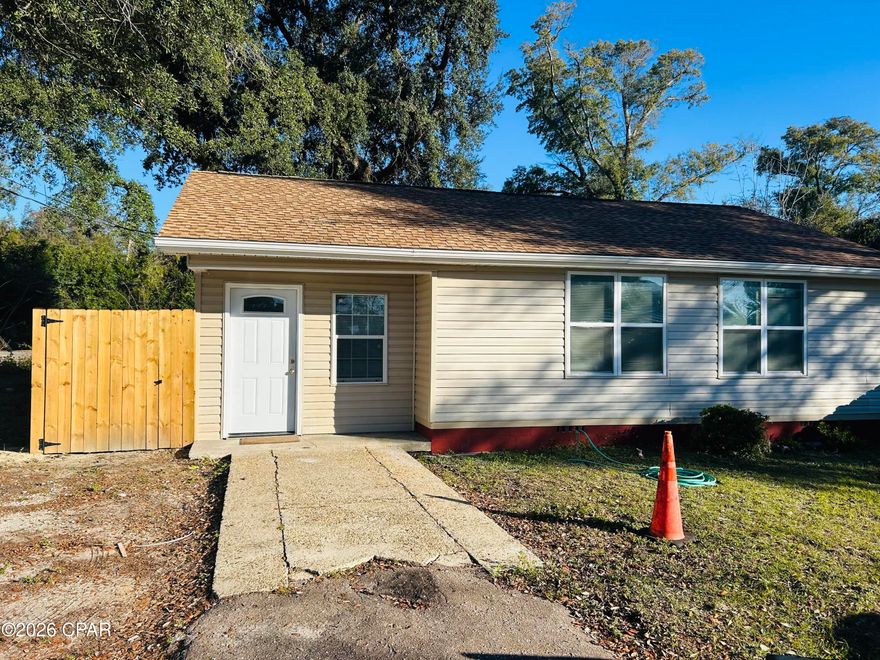 BEAUTIFUL 3. BEDROOM 1 BATHROOM PROPERTY COMPLETE REMODELED, FENCED PATIO. CLOSE TO SHOPS, EXCELLENT SCHOOLS. MAKE YOUR APPOINTMENT TODAY!!!