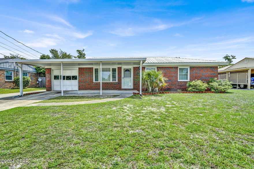 CURRENTLY UNDER CONTRACT, SELLER WILL CONSIDER BACKUP OFFERS 
3 BEDROOM, 2 BATHROOM HOME IS MOVE IN READY AND CENTRALLY LOCATED RIGHT IN THE HEART OF TOWN. YOU ARE CLOSE TO THE HOSPITAL, DINING, SCHOOLS AND RETAIL. IT IS HARD TO FIND SOMETHING MOVE IN READY AT THIS PRICE POINT. IT HAS AN OPEN LIVING SPACE AND A GENEROUS SIZED KITCHEN. THERE IS WOOD VINYL FLOORING AND TILE THROUGHOUT WITH CARPET IN THE BEDROOMS. THE BACKYARD IS LARGE WITH A NICE COVERED PATIO AND HAS A NICE STORAGE SHED THAT COULD BE USED FOR MULTIPLE PURPOSES. THE YARD IS FENCED IN FOR PRIVACY AND PLENTY OF ROOM FOR A POOL. THIS HOME WOULD BE PERFECT FOR A FIRST TIME HOME BUYER, RETIREMENT/ DOWNSIZING OR A RENTAL. DON'T MISS YOUR OPPORTUNITY TO PURCHASE THIS HOME. IT WILL NOT LAST LONG. PLEASE VERIFY ALL IMPORTANT INFORMATION. ALL SIZES AND INFORMATION ARE APPROXIMATE.