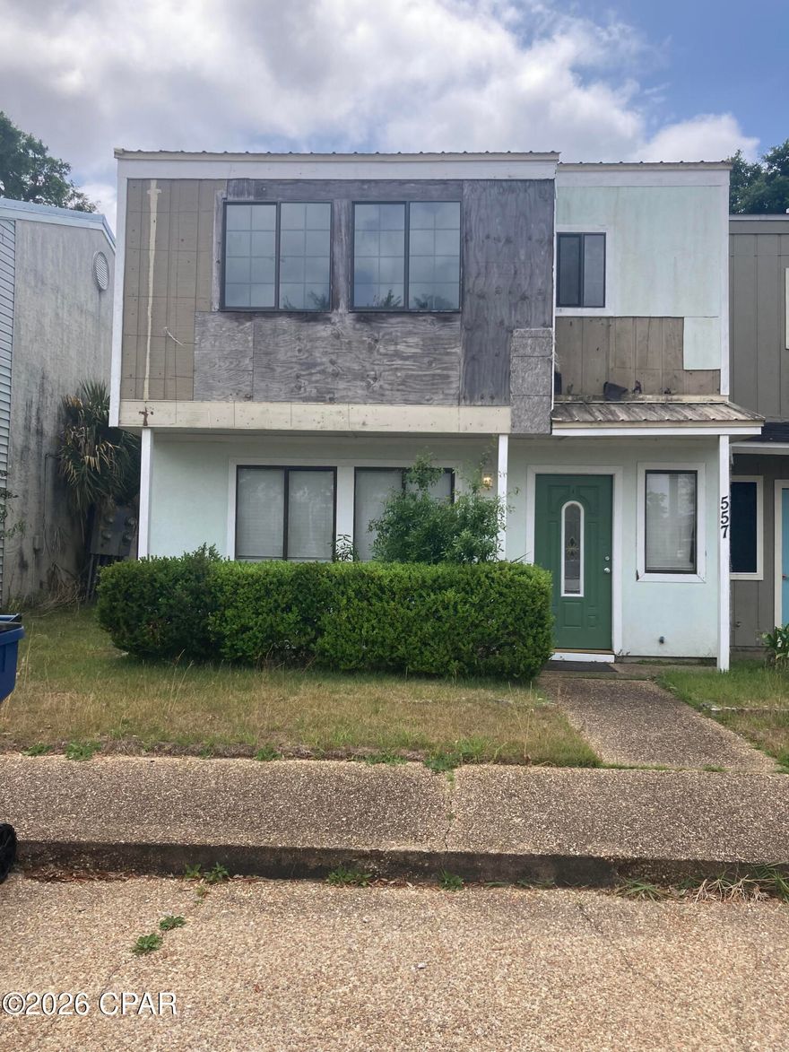 Property being sold AS IS. Located in north Panama City. Buyer to verify all pertinent information including square footage and lot dimensions.