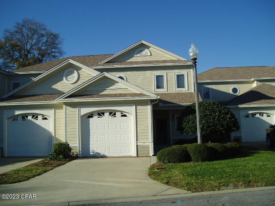 EXECUTIVE STYLE TOWNHOME LOCATED IN OAKS PLANTATION.  MASTER BEDROOM ON GROUND FLOOR WITH 2 BEDROOMS, LARGE LOFT AREA AND BATHROOM ON 2ND FLOOR.  AVAILABLE FIRST PART OF FEBRUARY.