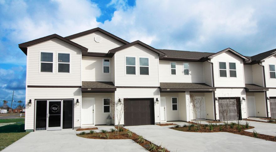 Welcome to Parkview Townhomes. Now leasing new townhomes featuring 3BR/2.5BA - 2 stories and a garage. LVP flooring throughout the common

areas and carpet in bedrooms. These units are unfurnished but come equipped with stainless appliances including stove microwave and dishwasher refrigerator

with ice maker and washer and dryer. Downstairs you will find a large kitchen with breakfast bar, open living area and half bath. All bedrooms are upstairs as well

as the laundry room. Style, substance and sustainability are the pillars of quality living at Parkview at Lynn Haven. This is a 100% rental townhome community.

Pet policy is 2 pets allowed. 70 lb. weight limit. •500 non-refundable for 1st pet. $300 for the 2nd. •Monthly pet rent of $25. All fees and charges noted are per pet.