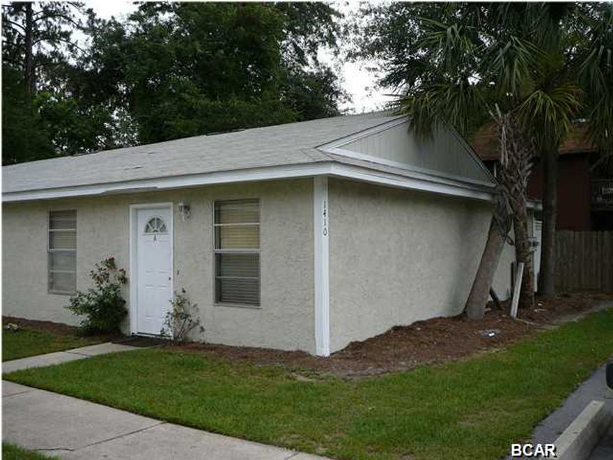 Conveniently located in the heart of Lynn Haven between Mowat Middle School and Lynn Haven Elementary school. Only two blocks to the Winn-Dixie shopping center. Charming set of single story apartments, complete with full sized washer and dryer, dishwasher, 16'', tile floors, plush carpeting, 2'' contemporary blinds, 7 day programmable thermostat, central heat and air, looks great! Pets negotiable with a non-refundable $150 per animal fee. *Small dogs under 25lbs* Rooms sizes are approximate, measure is required.