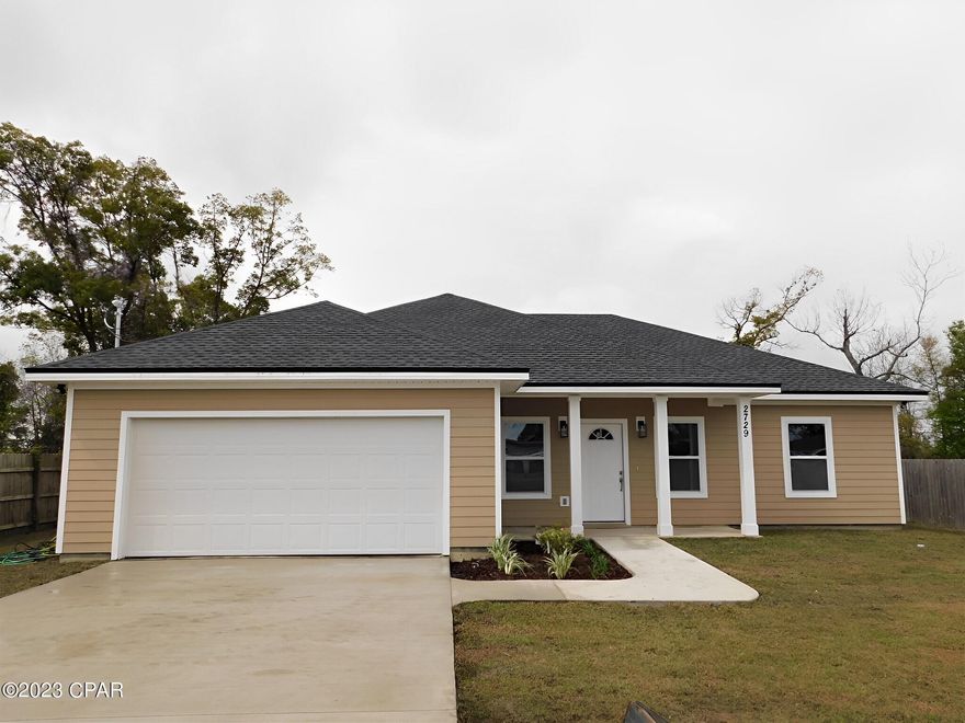**Currently under contract, taking backup offers** Beautiful new construction home located in a very quiet neighborhood in Panama City (Flood zone X). 

9 foot ceilings, luxury VLP flooring throughout the home, spacious bathrooms, walk-in closets, large laundry room, double car garage. 

This is one of a very few new construction homes with a large backyard!

Come and take a look at this property !