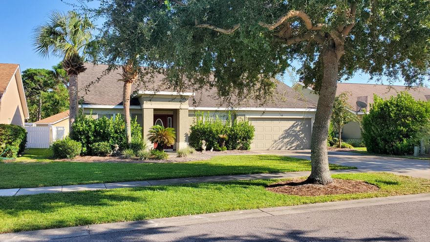 Adorable home Palmetto Trace.4 Bdrms. 2.5 Baths, living room and family room, dining room, spacious kitchen and breakfast room.  Master bedroom and bath on the opposite side giving you complete privacy from your guest rooms. Fenced in back yard,  two car garage and a fabulous floor plan.  This home is easy to show and ready for you.