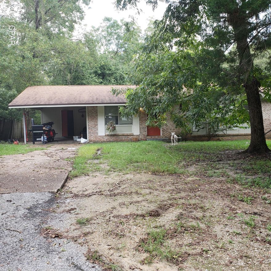 3 Bedroom 1.5 Bath on good sized lot in City Limits of Bonifay. Eat in country kitchen. Good sized living room. Nice and quiet neighborhood. Close to shopping and churches. Needs some TLC but would make a great home or rental.