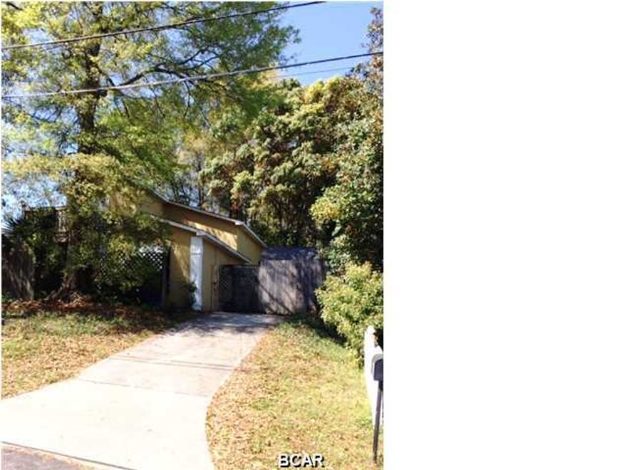 COVE,COVE,COVE PRIVATE EUROPEAN STYLE BRICKED COURTYARD ON TREE SHADED LOT IN CHARMING COVE AREA. REAR ACESS FROM ALLEYN IN BACK, TWO STORY 3 BEDROOM,2 BATH OPEN FLOOR PLAN. TWO OUT BUILDINGS, ONE HAS RETRACTABLE ROOF FOR THE STARGAZER OBSERVATORY. LARGE ROOM 19 X 18 FOR OFFICE OR STUDIO. OFFICE/STUDIO COULD BE CONVERTED TO 4TH BEDROOM OR LIVING AREA/PLAY ROOM WITH VERY LITTLE WORK.INTERIOR AND EXTERIOR PAINTED 2014. UPSTAIRS TUB REPLACED IN 2015.