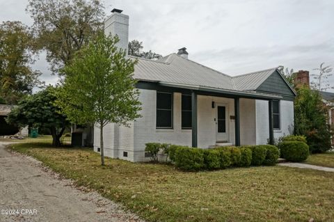 A home in Marianna