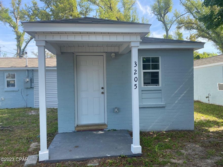Newly renovated efficiency unit. New paint, flooring, and appliances throughout. Tankless hot water heater and washer/dryer connections! Lawn service is included.

*No pets*