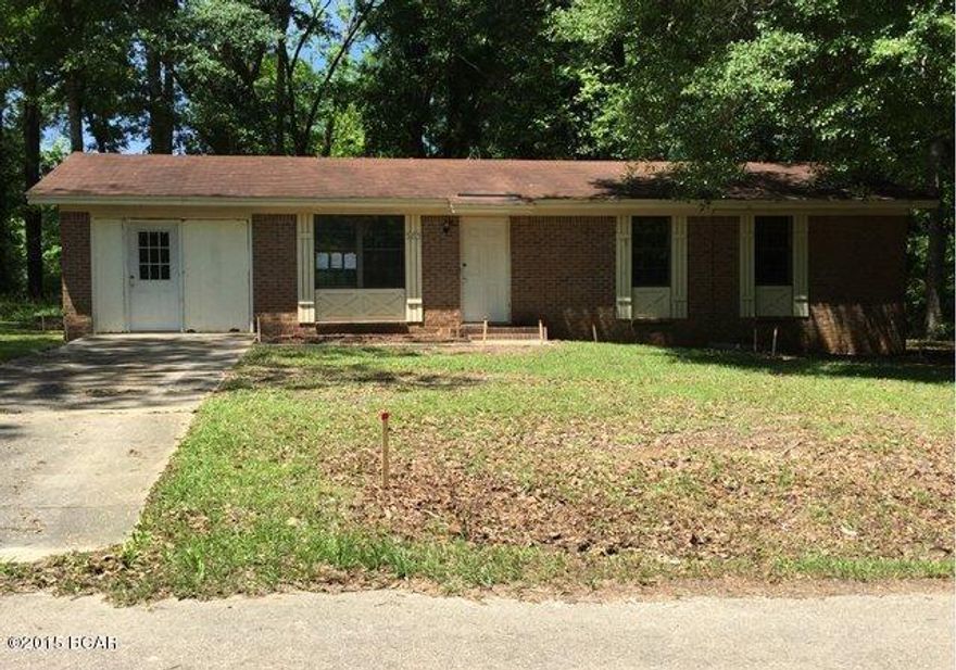 All brick 3 Bd / 2 Ba home with lots of potential.  Laminate flooring through out the kitchen & dining area.  This property is UI (Uninsurable) Property is estimated to need more than $5000 in repairs by FHA appraiser making NOT eligible for a standard FHA loan.