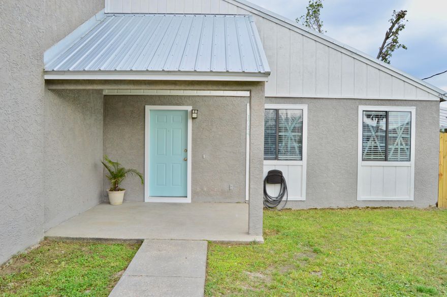 *** UPDATED 3BR/2BA UNDER $170K in Lynn Haven!! *** ----> This gem of a townhome is going to GO QUICK----> Interior features include: vaulted ceilings, newer high-grade cabinetry, granite counters and wood floors.

Exterior features include: large fenced-in back yard, exterior porch and large driveway.---->This size house at this price in Lynn Haven WILL NOT LAST!!     (All sizes are approximate and should be verified if deemed necessary by purchaser.)