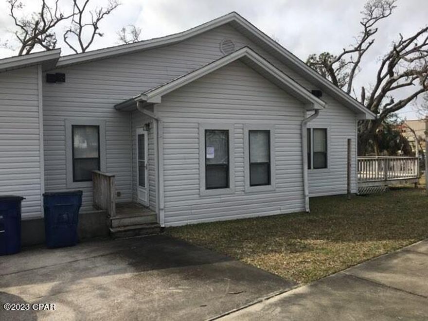 Single family home with 2 bedrooms, 2 full baths, electric appliances, washer/dryer hook ups and large deck.

*Limit of one small pet only*
*All pets are part of the application process and subject to the homeowner's approval.